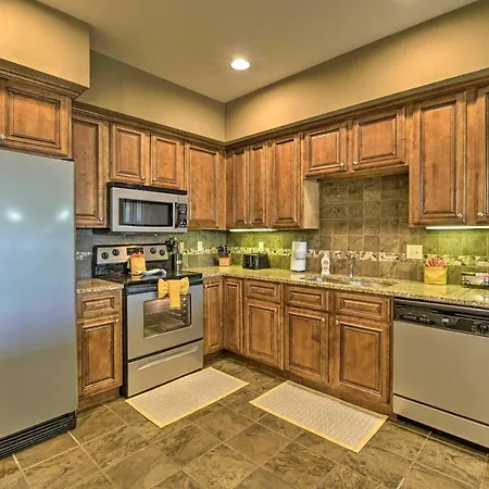 Inviting Branson Condo With Outdoor Dining Area